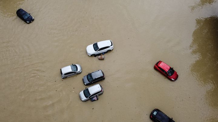 Des voitures inondées sont photographiées à Lugo, près de Ravenne, le 18 mai 2023. (FEDERICO SCOPPA / AFP)