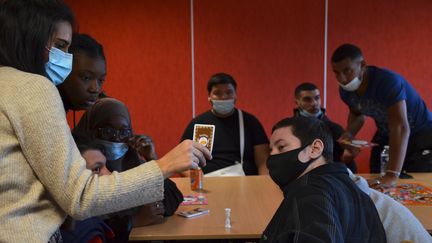 Des bénéficiaires de la Garantie jeunes déchiffrent un rébus lors d'un atelier nutrition animé par une conseillère de la mission locale de Romilly-sur-Seine (Aube), le 14 octobre 2021. (YANN THOMPSON / FRANCEINFO)