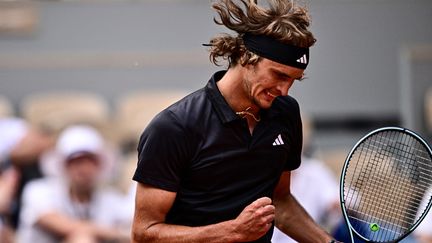 Alexander Zverev lors de son quart de finale à Roland-Garros 2023 contre Tomas Martin Etcheverry. (JULIEN DE ROSA / AFP)