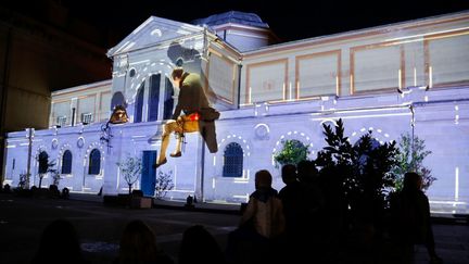 La façade de la chapelle impériale d'Ajaccio animée de projections lumineuses consacrées à Napoléons dans le cadre de la première édition du festival&nbsp;"Lume, histoires lumineuses"&nbsp; baptisée&nbsp;"1769, Naître à Ajaccio". (PASCAL POCHARD-CASABIANCA / AFP)