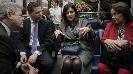 Anne Hidalgo dans le métro avec&nbsp;la maire du Cap (Afrique du Sud) Patricia de Lille, le maire d'Austin (Texas) Steve Adler&nbsp;et le maire de Quito (Equateur) Mauricio Rodas, le 22 octobre 2017, à Paris.&nbsp; (PHILIPPE LOPEZ / AFP)