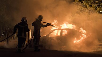 Des violences ont éclaté à Nantes après la mort d'un conducteur, mardi&nbsp;3&nbsp;juillet 2018 au soir. (SEBASTIEN SALOM GOMIS / AFP)