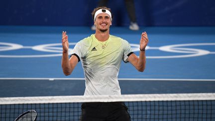 Alexander Zverev a remporté à&nbsp;Tokyo son premier titre olympique, le 1er août 2021. (TIZIANA FABI / AFP)