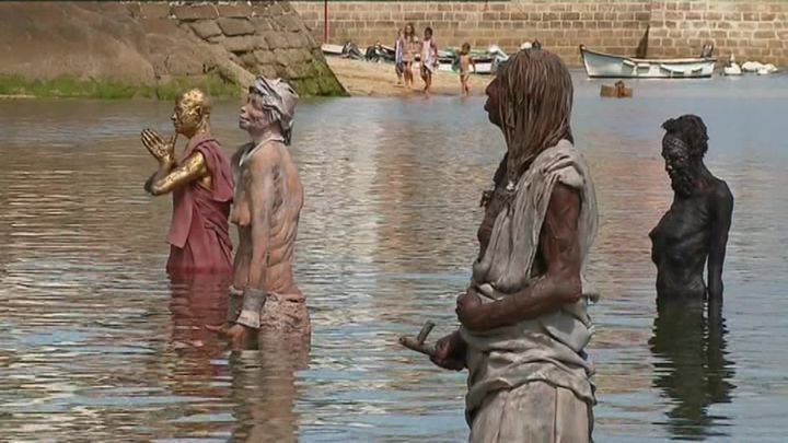 Les statues englouties de Lionel Ducos l'été 2018 dans le port de pêche de Douarnenez (France 3 Bretagne)