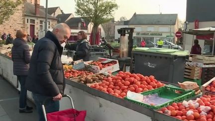 Dans les marchés qui bénéficient d'une dérogation pour continuer à ouvrir, les mesures barrières contre l'épidémie de Covid-19 doivent être respectées. (FRANCE 2)