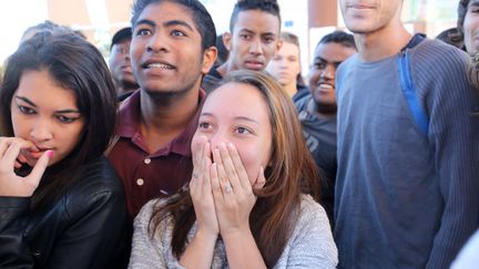 Des lycéens découvrent les résultats du baccalauréat, le 5 juillet 2016 à La Possession (La Réunion). (RICHARD BOUHET / AFP)