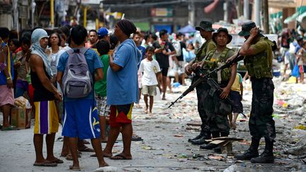 Des soldats philippins dans les rues de Tacloban (Philippines), le 11 novembre 2013. (NOEL CELIS / AFP)