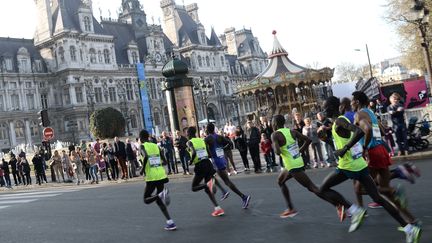 Des participants au 39e marathon de Paris, dimanche 12 avril 2015 devant l'H&ocirc;tel de ville. (STEPHANE DE SAKUTIN / AFP)