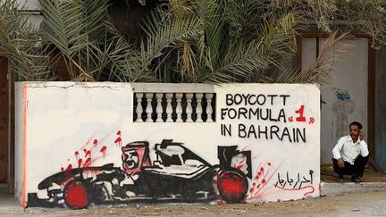 Le roi Hamad ben Issa al-Khalifa assiste au Grand Prix de Formule 1, alors que les opposants réclament que cet événement sportif soit boycotté.
 
 (REUTERS/Hamad I Mohammed)