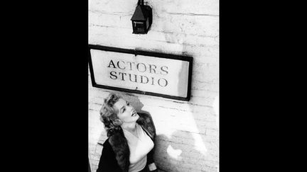 Marylin debout devant the Actors Studio à New York, 1955.
 (DR)