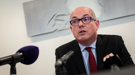 Le procureur de la République de Caen, Joël Garrigue, s'exprime lors d'une conférence de presse, le 16 août 2023. (LOU BENOIST / AFP)