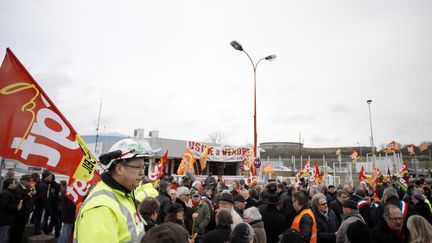 Les salari&eacute;s de Petroplus devant la raffinerie de Petit-Couronne (Seine-Maritime), le 5 f&eacute;vrier 2013. (CHARLY TRIBALLEAU / AFP)