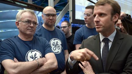 Emmanuel Macron à l'usine de General Electric à Belfort, le 28 mai 2015.&nbsp; (FREDERICK FLORIN / AFP)