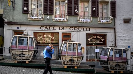 La devanture d'un café-restaurant à Lausanne, en Suisse, le 12 mars 2021. (FABRICE COFFRINI / AFP)