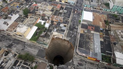 Une cavit&eacute; gigantesque s'est form&eacute;e, &agrave; Guatemala City (Guatemala), le 31 mai 2010 apr&egrave;s le passage de la temp&ecirc;te Agatha. Un immeuble de trois &eacute;tages a &eacute;t&eacute; englouti dans ce trou d'environ 30 m&egrave;tres de profondeur. (REUTERS)