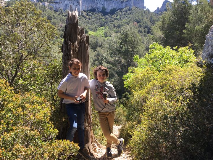 Ava et Arthur dans le massif des Alpilles. (INGRID POHU / RADIO FRANCE)