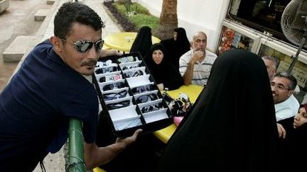 Jounieh, au nord de Beyrouth, le 24 Juin 2009: un vendeur de rue auprès de tourismes venus du Golfe. Il y a quatre ans, le Liban était encore une destination prisée. (AFP PHOTO / JOSEPH EID)