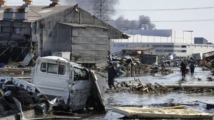 Des habitants de la ville de Tagajo, préfecture de Miyagi, le 12 mars 2011. (AFP/Kazuhiro Nogi)