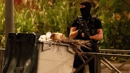 Un policier patrouille dans une rue bloquée par des barricades à Fort-de-France (Martinique), le 25 novembre 2021. (LOIC VENANCE / AFP)