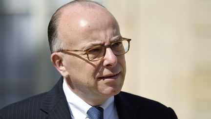 Le ministre de l'Int&eacute;rieur Bernard Cazeneuve, dans la cour de l'Elys&eacute;e (Paris), le 15 avril 2015. (ERIC FEFERBERG / AFP)