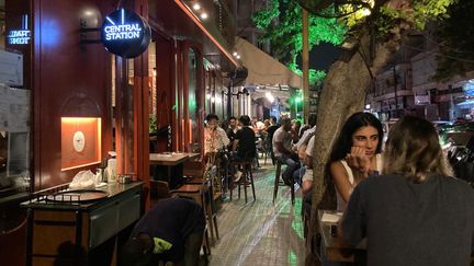 Les restaurants, cafés et bars ont rouvert et les habitants ressortent en soirée dans le quartier de Mar Mikhaël, non loin du port de Beyrouth. (AURELIEN COLLY / RADIO FRANCE)