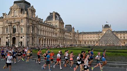 Le marathon pour tous passe devant le Louvre. (ST?PHANE GEUFROI / MAXPPP)