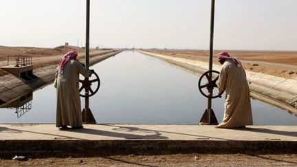 Canal qui relie l'Euphrate à l'est de la Syrie. (Reuters/khaled al-Hariri)