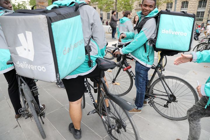 Des livreurs de Deliveroo ont manifesté, vendredi 11 août, Place de la République, à Paris. (JACQUES DEMARTHON / AFP)