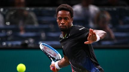 Gaël Monfils est en difficultés contre&nbsp;Miomir Kecmanovic, dans le cadre du Masters 1000 de Bercy. (CHRISTOPHE ARCHAMBAULT / AFP)