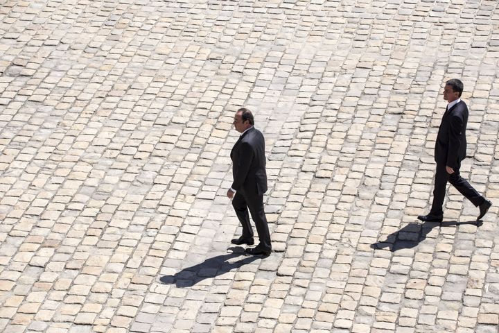 Manuel Valls suivant François Hollande lors de la cérémonie d'hommage à Michel Rocard, aux Invalides, le 7 juillet 2016. (BERNARD MENIGAULT / CORBIS NEWS)