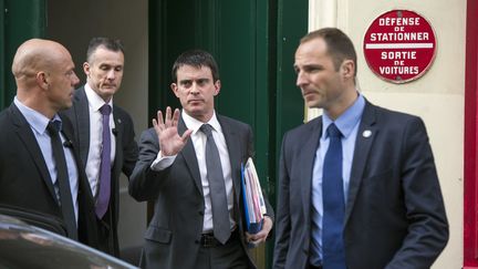 Le nouveau Premier ministre, Manuel Valls, sort de son domicile, le 1er avril 2014, &agrave; Paris.&nbsp; (FRED DUFOUR / AFP)