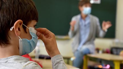 Un élève porte un masque dans sa classe, à Saint-Etienne, le 2 novembre 2020. (PHILIPPE VACHER / MAXPPP)