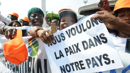 Des partisans du pr&eacute;sident Boziz&eacute; manifestent &agrave; Libreville (Centrafrique), le 10 janvier 2013. (STEVE JORDAN / AFP)