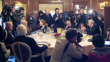 Le jury du goncourt rassemblé autour de sa présidente Edmonde Charles-Roux
 (Herminie Philippe/AFP)