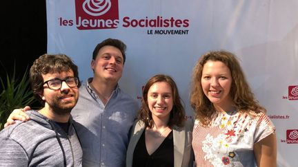 La nouvelle présidente du Mouvement des jeunes socialistes, Roxane Lundy (au centre) aux côtés de Yana Giovanis, Kasper Vanpoucke et Carmelo Sutera.

 (CAPTURE D'ECRAN/TWITTER)