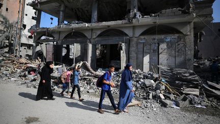 Des maisons du camp de Bureij, dans le centre de la bande de Gaza, détruites par des frappes israéliennes, le 18 octobre 2023. (MAJDI FATHI / NURPHOTO / AFP)