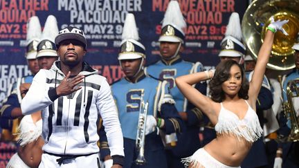 Le boxeur am&eacute;ricain&nbsp;Floyd Mayweather est accueilli au MGM Grand, le 28 avril 2015 &agrave; Las Vegas (Etats-Unis), avant son combat contre le Philippin Manny Pacquiao, le 2 mai 2015. (ETHAN MILLER / GETTY IMAGES NORTH AMERICA)