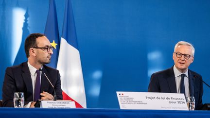 Le ministre des Comptes publics, Thomas Cazenave, et le ministre de l'Economie, Bruno Le Maire, présentent le projet de loi de finances pour 2024, à Paris, le 27 septembre 2023. (XOSE BOUZAS / HANS LUCAS / AFP)