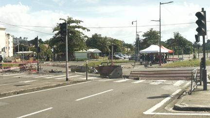 Des personnes bloquées à un barrage routier à Fort-de-France, en Martinique, le 17 septembre 2024, après une nuit de violences dans un contexte de hausse du coût de la vie. (THOMAS THURAR / AFP)