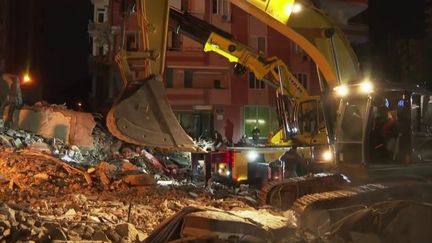 La nuit est tombée sur Adana, en Turquie. Pas question toutefois pour les secours de marque une pause dans les recherches. (FRANCE 2)