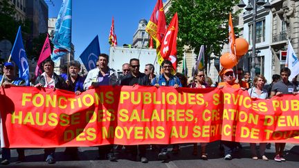 Des fonctionnaires d&eacute;filent le 15 mai 2014 &agrave; Marseille (Bouches-du-Rh&ocirc;ne),&nbsp;qui a fait 282 morts. (GEORGES ROBERT / CITIZENSIDE.COM / AFP)