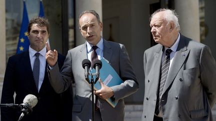 Le pr&eacute;sident de l'UMP, Jean-Fran&ccedil;ois Cop&eacute; (C), avec les pr&eacute;sidents des groupes parlementaires, Christian Jacob (G) et Jean-Claude Gaudin (D), le 16 mai 2014 apr&egrave;s un entretien avec Fran&ccedil;ois Hollande. (ALAIN JOCARD / AFP)