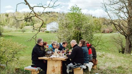 Un restaurant improvisé en pleine nature, en Suède, dans le cadre de l'opération "The edible country".&nbsp; (CAPTURE ECRAN TWITTER VISITSWEDEN)