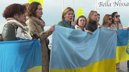 L'inquiétude grandit chez les Ukrainiens de France, après l'invasion russe, jeudi 24 février. Leurs craintes concernent l’avenir de leur pays, et la sécurité de leurs familles restées sur place.&nbsp;&nbsp; (FRANCE 2)