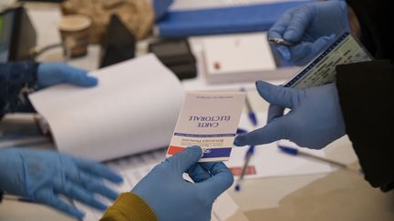 Des électeurs votent à Mulhouse (Haut-Rhin), le 15 mars 2020, lors du premier tour des élections municipales en pleine épidémie de coronavirus. (SEBASTIEN BOZON / AFP)