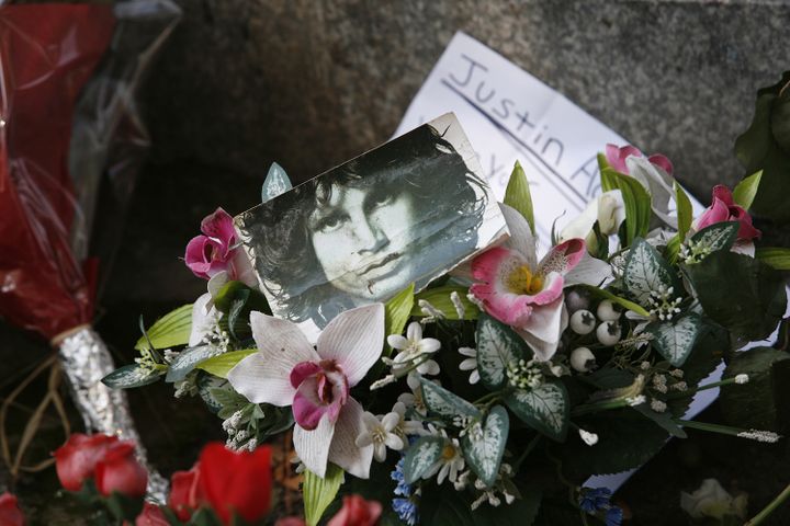 Sur la tombe de Jim Morrison au cimetière du Père Lachaise à Paris
 (GODONG / ROBERT HARDING PREMIUM / ROBERT HARDING)