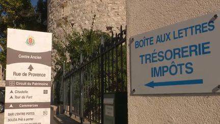 À Sisteron (Alpes-de-Haute-Provence), le centre des impôts se mobilise contre un déménagement annoncé à Digne-les-Bains. 800 000 € y ont été investis il y a deux ans et les élus dénoncent un gâchis. (FRANCE 2)