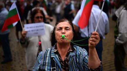 Une Bulgare brandit un drapeau lors d'une manifestation anti-gouvernementale &agrave; Sofia (Bulgarie), le 26 juin 2013. (DIMITAR DILKOFF / AFP)