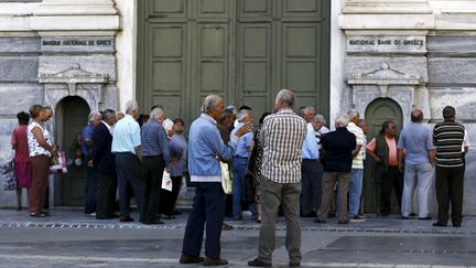  (La foule devant une agence, close, de la Banque nationale grecque à Athènes © Alkis Konstantinidis/Reuters)