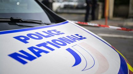 Se sentant menacé, un policier a fait usage de son arme contre une voiture, lors d'une interpellation à Saint-Ouen, en Seine-Saint-Denis. (photo d'illustration) (LOU BENOIST / AFP)